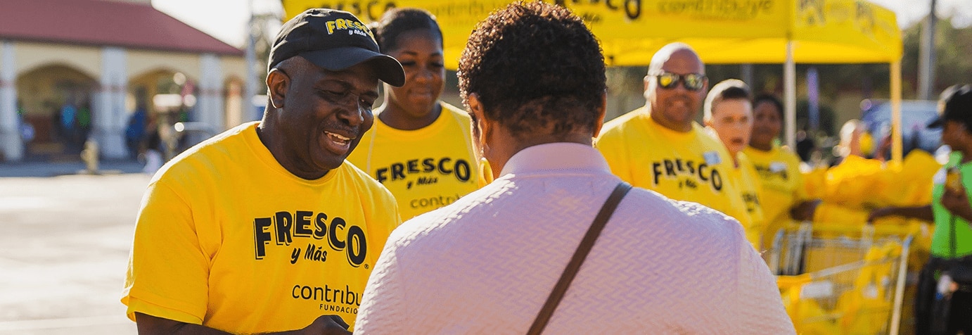 Group of Gives Foundation volunteers helping out Fresco y Más customer.