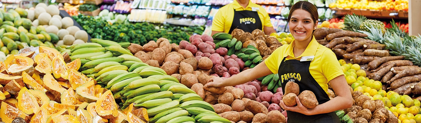 Fresco y Más Produce Associate working in the Produce Department smiling.